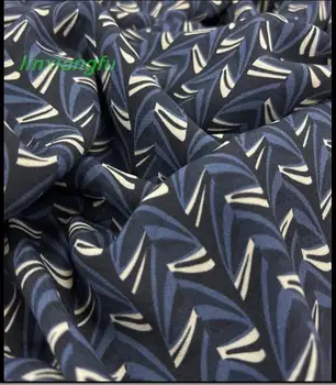 Дизайн подошвы темно-синего цвета выполнен из ткани с принтом листьев, чистой хлопчатобумажной ткани, промытой песком, и дизайнерской ткани.