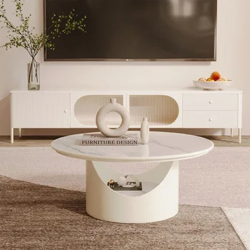 Круглый диван в бело-кремовом стиле, журнальный столик, тумба для телевизора, новая гостиная, небольшое домашнее хозяйство, минимализм, маленький круглый стол, высокий
